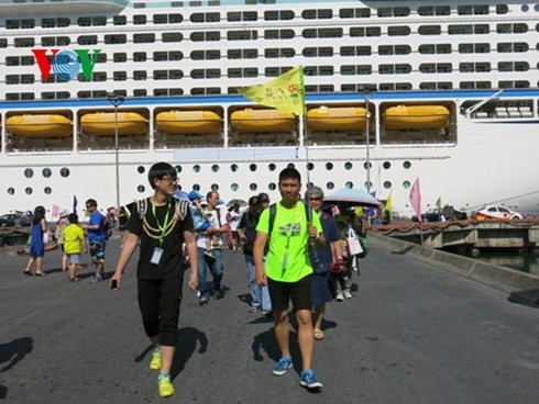 World’s 3rd largest cruise ship docked at Chan May port  - ảnh 1