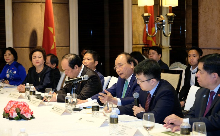 PM holds dialogue with Singaporean business leaders - ảnh 1