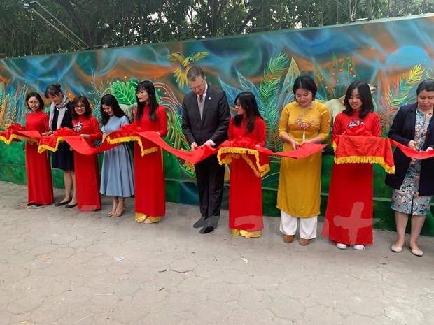 Mural painting to raise awareness of environment inaugurated in Hanoi - ảnh 1