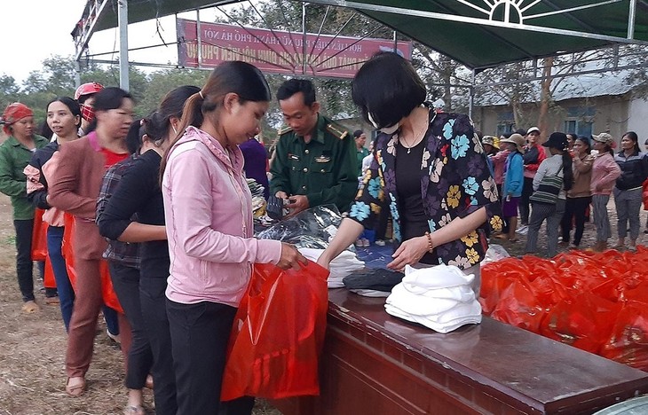 Bringing a warm Tet for the needy  - ảnh 1