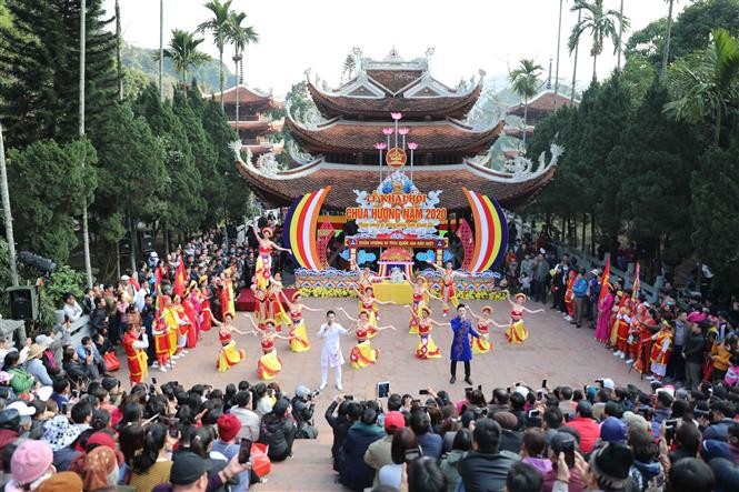 Spring festivals add greater value to Vietnam’s cultural treasure  - ảnh 1