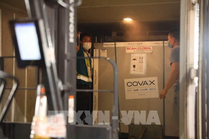 800,000 COVID-19 vaccine doses from COVAX arrive in Vietnam - ảnh 1