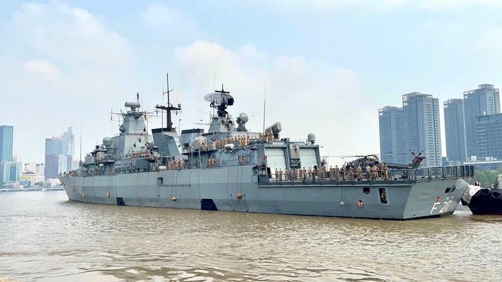 German frigate docks at HCM City port  - ảnh 1