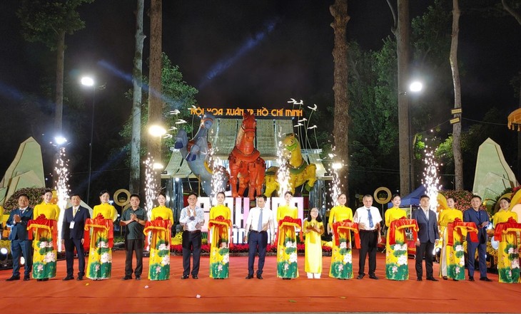 ‘봄의 재회– 힘찬 도약’ 테마 호찌민시 봄꽃 축제 개막 - ảnh 1