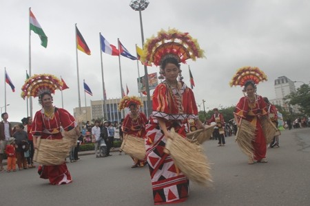 Animada fiesta callejera en Hue - ảnh 3