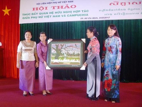 Mujeres de Vietnam y Camboya impulsan relaciones de amistad y cooperación - ảnh 1