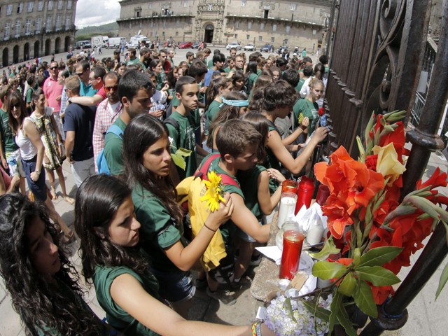 España rinde homenaje a víctimas del accidente ferroviario  - ảnh 1