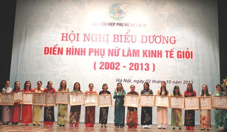 Mujeres vietnamitas aportan al éxito de la reducción de pobreza - ảnh 1