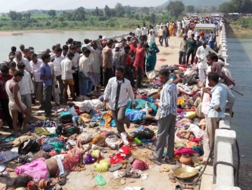 Cerca de 100 muertos en una estampida en India - ảnh 1