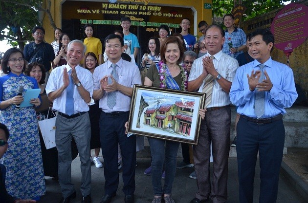 Hoi An honra a turista extranjero número 10 millones en 2017 - ảnh 1