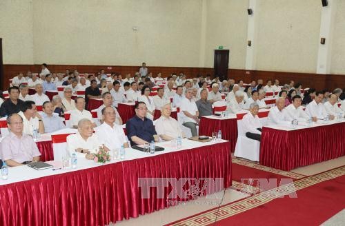 Líder partidista se reúne con dirigentes jubilados  - ảnh 1