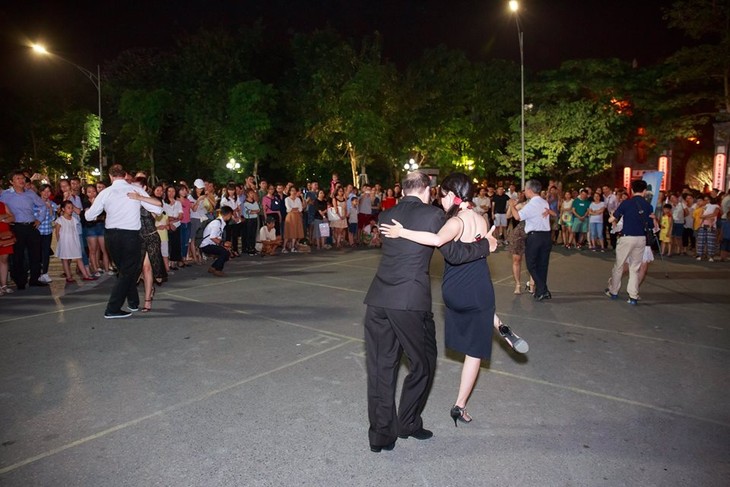 Tango, danza que acerca la cultura argentina al público vietnamita - ảnh 2