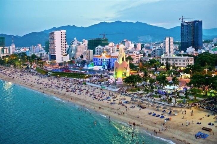 Exposición de cerámica y brocado de la etnia Cham en el Festival del Mar de Nha Trang-Khanh Hoa 2017 - ảnh 1