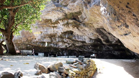 Visitan la pagoda de Hang en la isla de Ly Son - ảnh 1