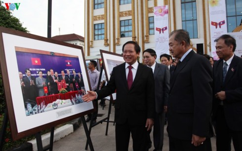 Exposición en Vientián exalta las relaciones entre Vietnam y Laos  - ảnh 1