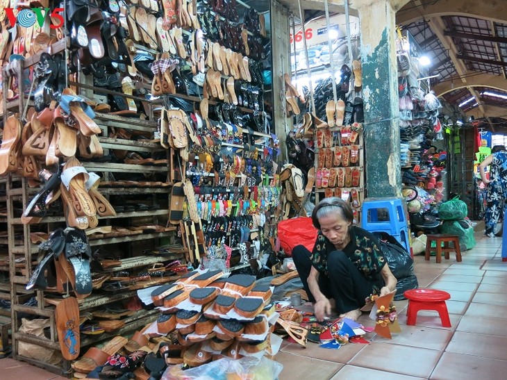 Una mujer mantiene el oficio de elaborar zuecos de madera  - ảnh 1