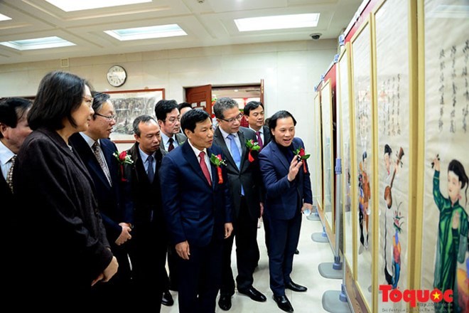 Muestran en Beijing pinturas del Tet tradicional de Vietnam y China  - ảnh 1