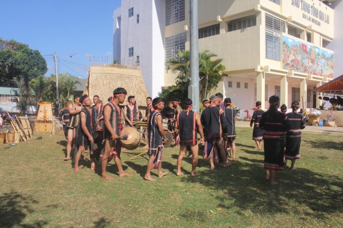  Centenares de artesanos participan en el Festival Primaveral de las minorías étnicas de Gia Lai - ảnh 1