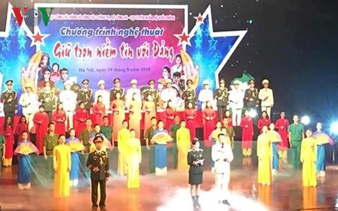 Programa artístico en saludo al triunfo de la Revolución de Agosto y Día Nacional de Vietnam  - ảnh 1