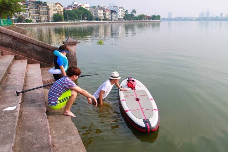 Surf de pala, nuevo deporte en el Lago Oeste en Hanói - ảnh 1