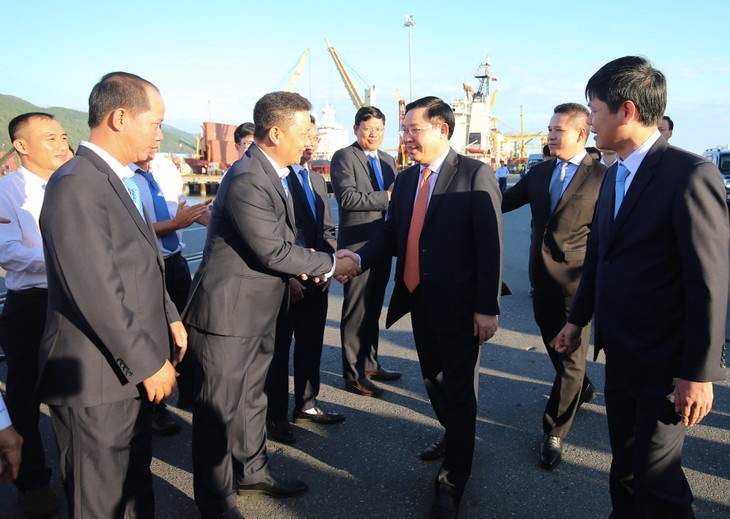 Viceprimer ministro de Vietnam visita puerto internacional de Da Nang  - ảnh 1