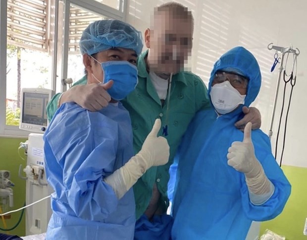 Piloto británico capaz de ponerse de pie tras haberse sometido a fisioterapia - ảnh 1