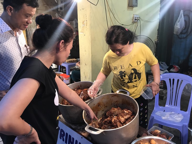 Estofado de pescado del mercado Hang Be, plato favorito de los hanoyenses  - ảnh 1