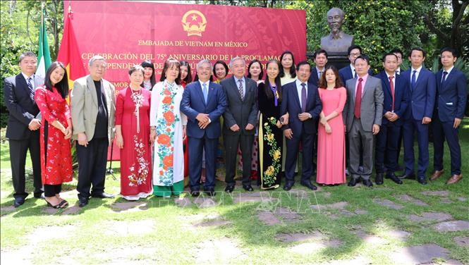 Celebran 75 aniversario de Fiesta Nacional de Vietnam en Suiza, Singapur y México - ảnh 1