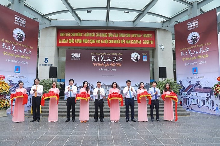 Efectúan la exposición “Bui Xuan Phai - Cien años de amor a Hanói” - ảnh 1