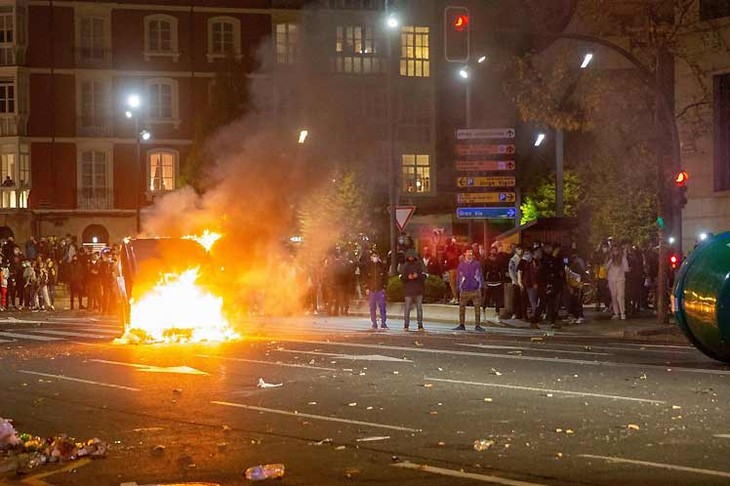 Protestas y disturbios violentos en España por restricciones por la pandemia - ảnh 1