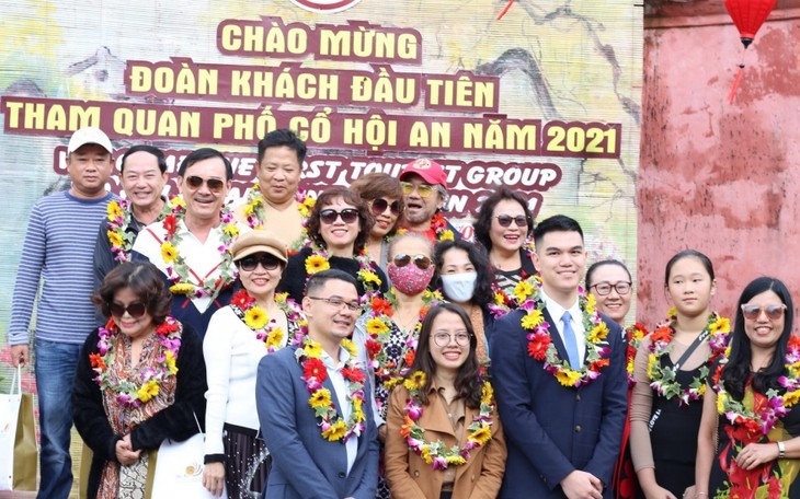 Hoi An da la bienvenida a sus primeros turistas en 2021 - ảnh 1