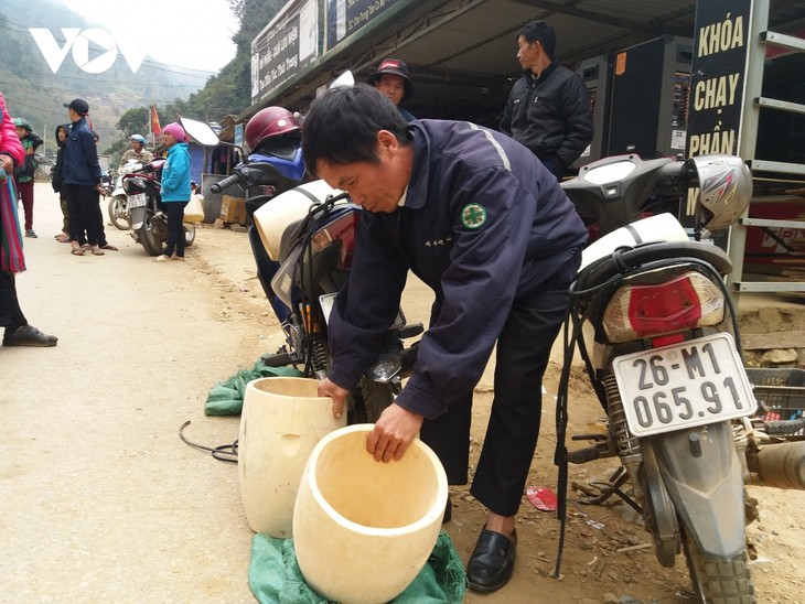 El animado mercado de Co Ma - ảnh 1