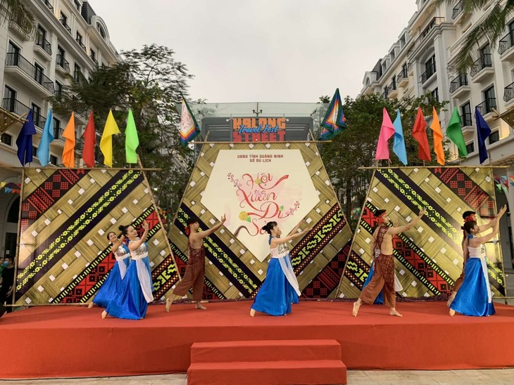  Inauguran el Festival de Turismo Callejero de Ha Long - ảnh 1