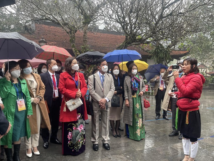 Vietnamitas residentes en el extranjero visitan sitio de reliquias de Tay Thien - ảnh 1