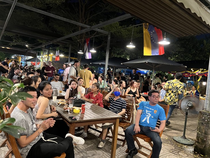 El ambiente festivo a lo latino reinó la capital Hanói  - ảnh 4