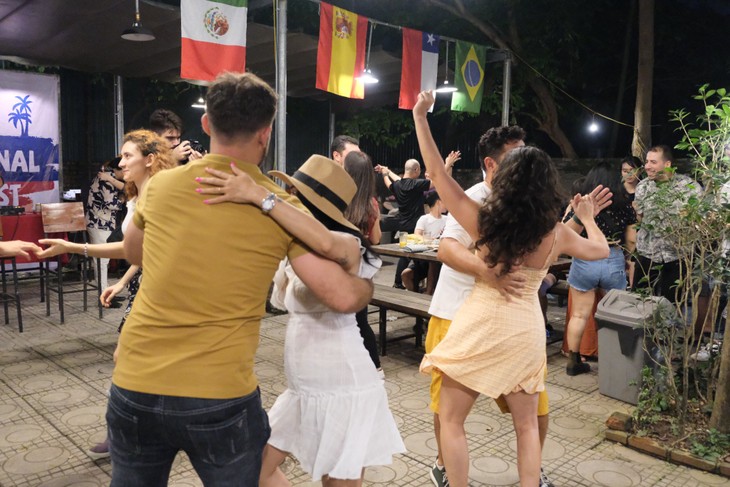 El ambiente festivo a lo latino reinó la capital Hanói  - ảnh 3