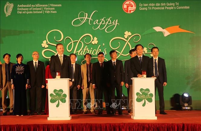 Puente Hien Luong iluminado con luces verdes para conmemorar Día de San Patricio de Irlanda - ảnh 1