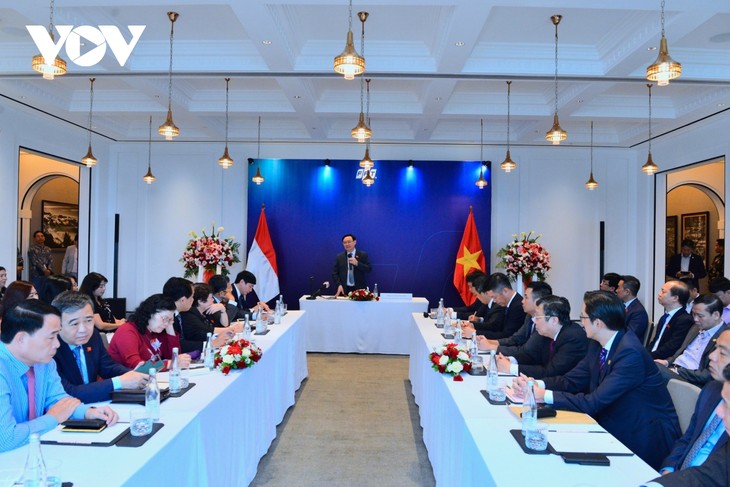 Visita presidente del Parlamento vietnamita ​sucursal de FPT en Indonesia - ảnh 1