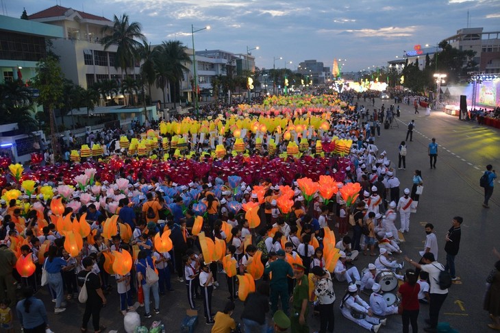  Celebran en todo Vietnam el Festival del Medio Otoño para niños - ảnh 1