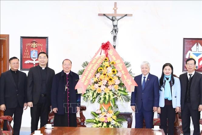 Felicitan a la comunidad religiosa en vísperas de la Navidad y Año Nuevo - ảnh 1