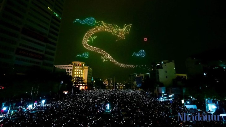 Reina en todo Vietnam el ambiente festivo del Año Nuevo Lunar - ảnh 2