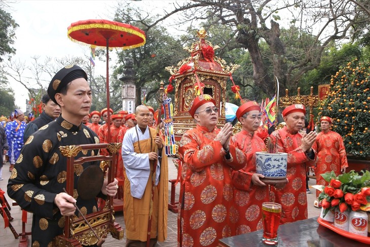 Procesión de agua y ofrenda de peces, un rito que recuerda tradición ancestral de Vietnam - ảnh 1