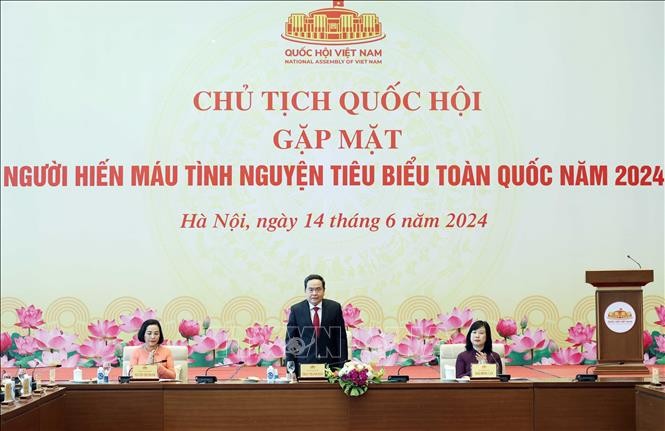 Presidente del Parlamento de Vietnam se reúne con destacados donantes voluntarios de sangre - ảnh 1