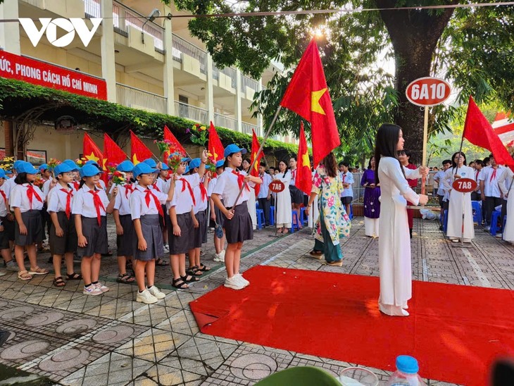 Arranca el año escolar 2024-2025 en localidades vietnamitas - ảnh 1