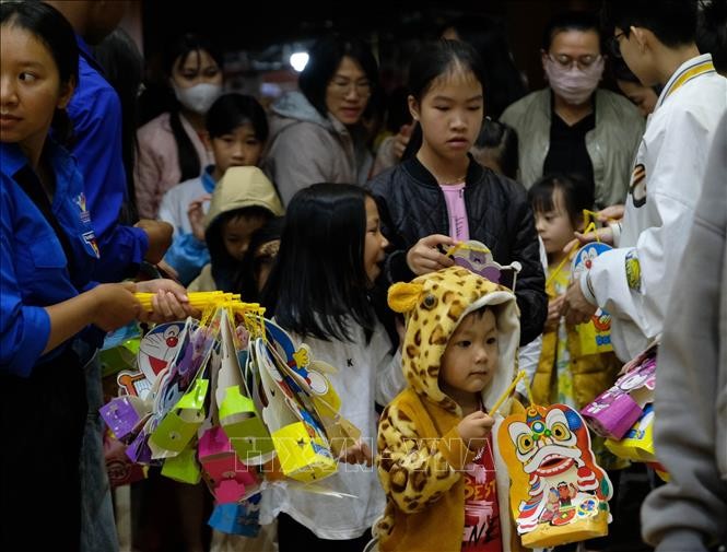 Realizan actividades para los niños en saludo al Festival del Medio Otoño - ảnh 1