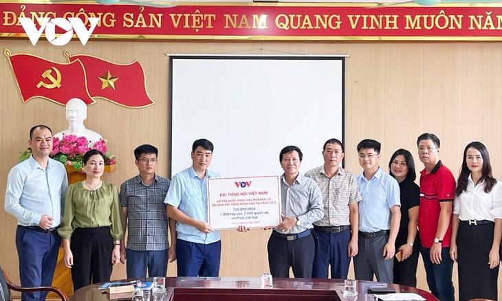 VOV entrega regalos a compatriotas afectados por inundaciones en Lao Cai - ảnh 1