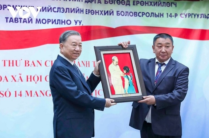 Líder vietnamita visita escuela que lleva el nombre del Presidente Ho Chi Minh en Mongolia - ảnh 2