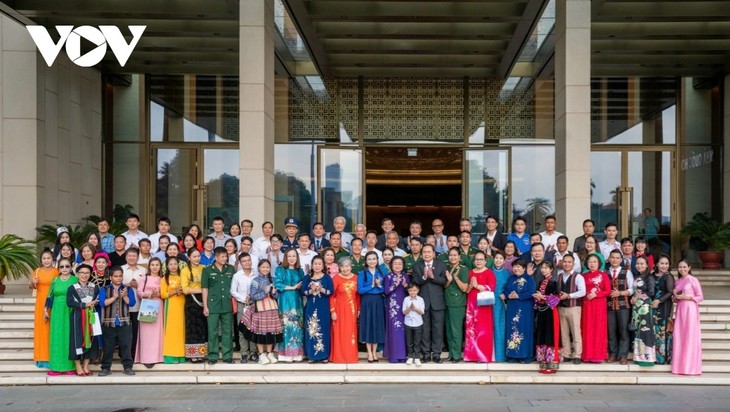 Titular del Parlamento se reúne con ganadores del premio Vu A Dinh - ảnh 1