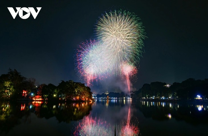 Localidades vietnamitas festejan Año Nuevo con programas artísticos y fuegos artificiales - ảnh 1