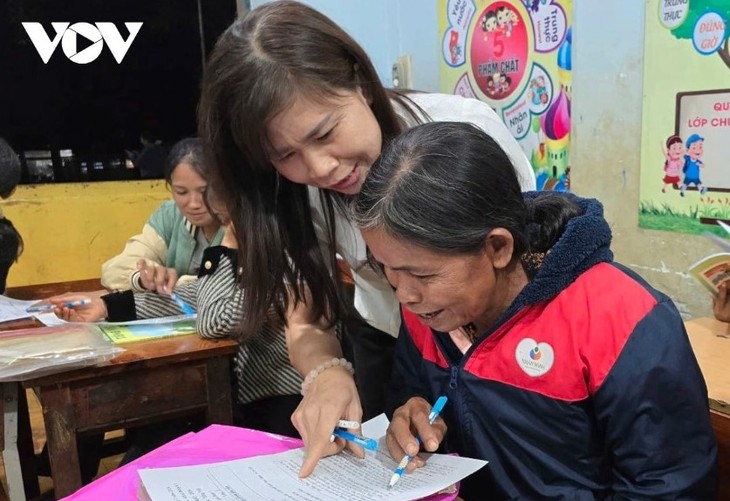 Clases de alfabetización dan esperanza a las minorías étnicas en zona fronteriza de Duc Co  - ảnh 1